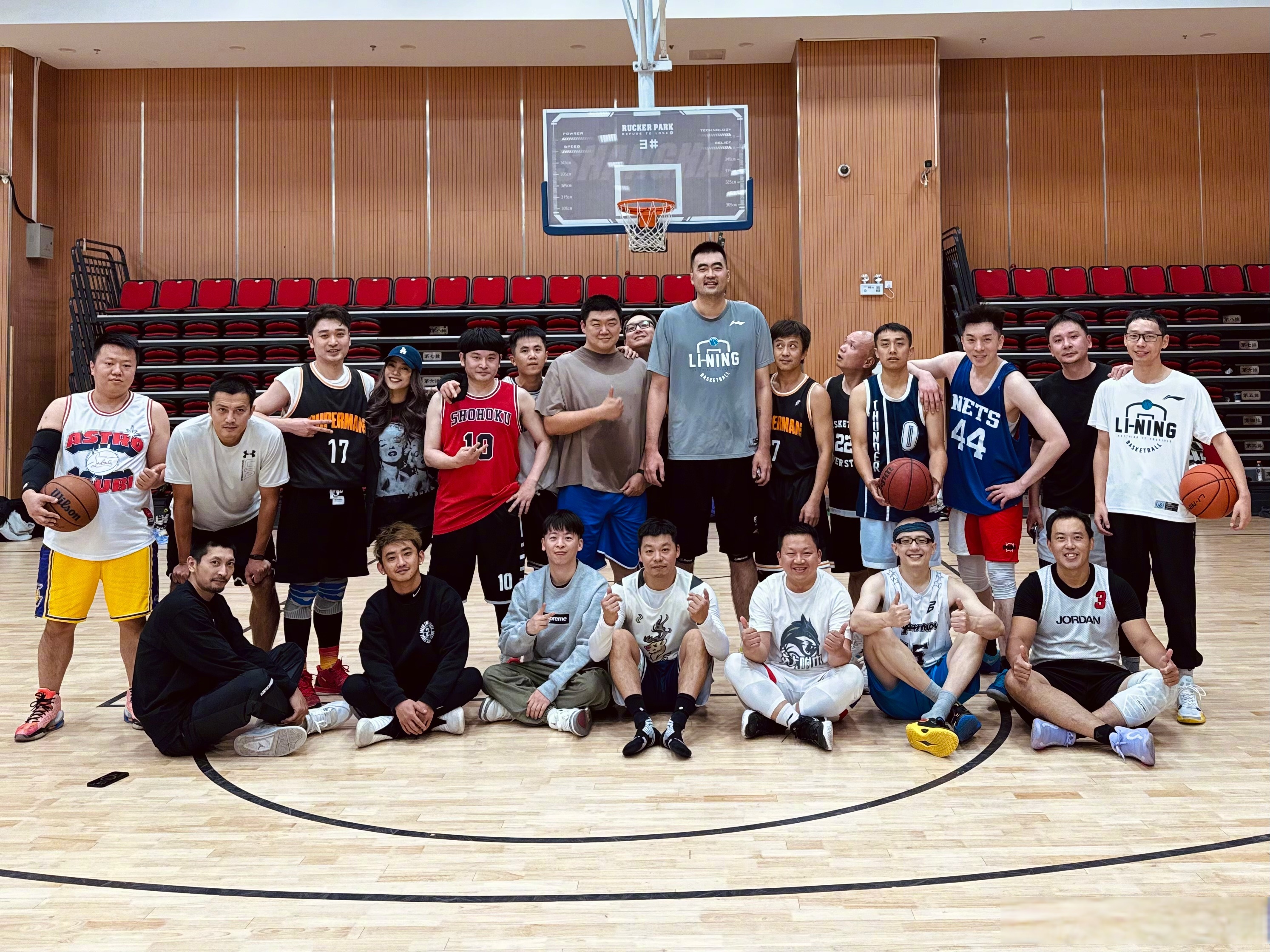 篮球明星球员在社交媒体上互动热烈的简单介绍