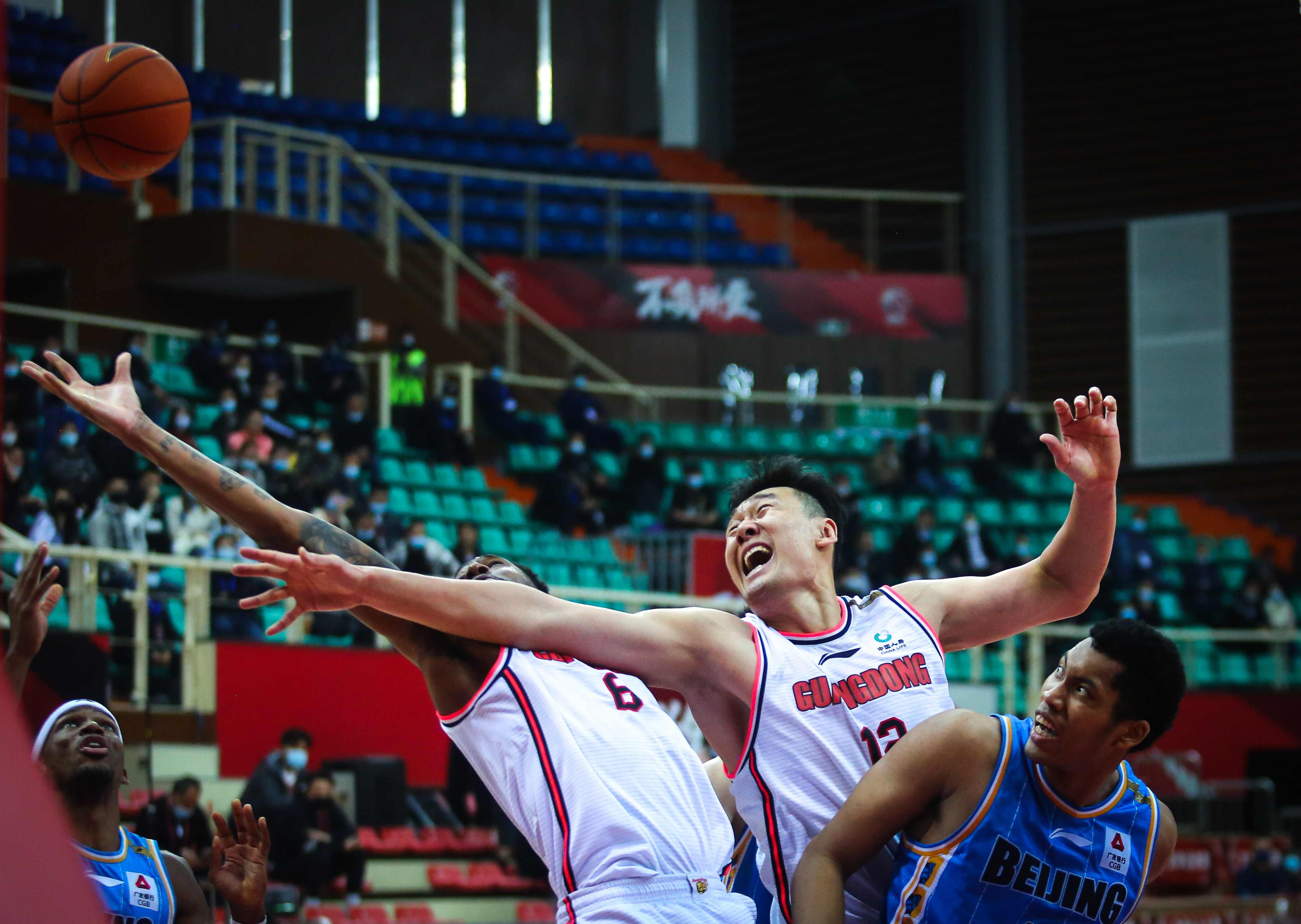 中国篮球职业赛事呼声高涨,球队实力对抗激烈 中国篮球职业赛事呼声高涨,球队实力对抗激烈