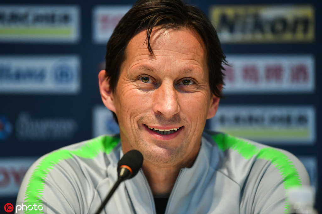 包含瑞士球员夏基里加盟德甲球队沙尔克取得首秀进球的词条